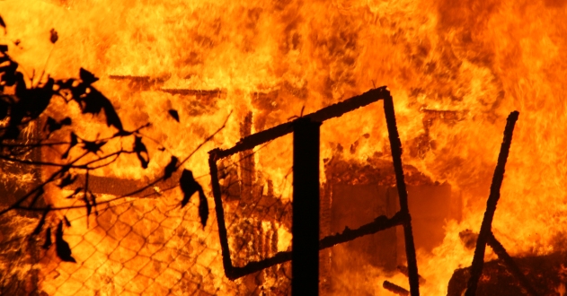 Reste einer in Vollbrand stehenden Gartenhütte (Foto: Feuerwehr Heidelberg) Reste einer in Vollbrand stehenden Gartenhütte