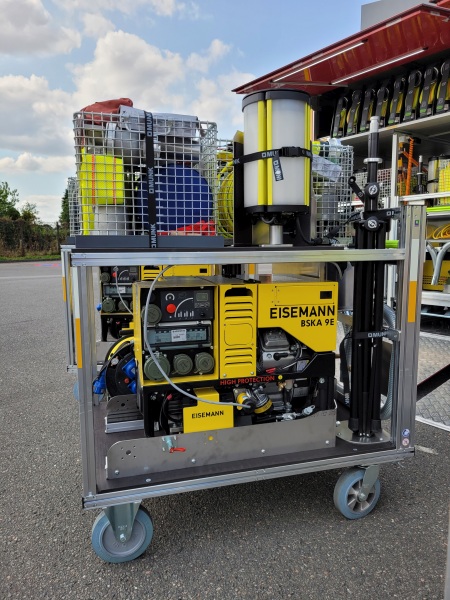 Rollwagen Licht und Pumpen Detailaufnahme der umfangreichen Beladung des Rollwagens Licht und Pumpen