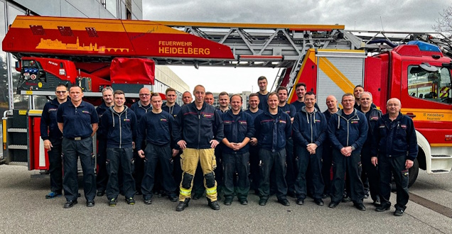 Gruppenfoto Wachabteilung 2 (Foto: Feuerwehr Heidelberg) Gruppenaufnahme der Wachabteilung 2 vor einer Drehleiter