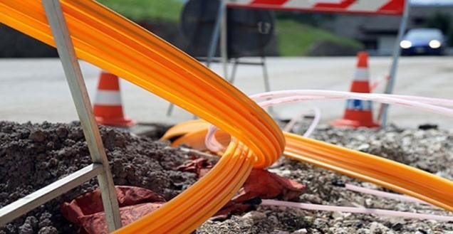 Orangefarbene Breitbandkabel werden in die Erde verlegt (Foto: ChiccoDodiFC/shutterstock.com)