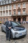 Bürgermeister Wolfgang Erichson mit einem neu beschafften Elektrofahrzeug für den städtischen Fuhrpark (Foto: Stadt Heidelberg)