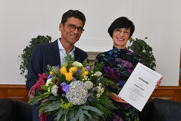 Bildungsbürgermeisterin Stefanie Jansen verabschiedete Amtsleiter Stephan Brühl .