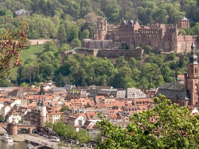 Blick auf Heidelberger Schloss und Altstadt vom Philosophenweg (Foto: Pellner/ Stadt Heidelberg) 