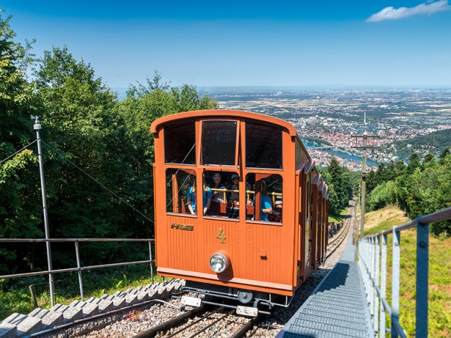 Mit der Bergbahn geht's zum Schloss und auf den Königstuhl (Foto: Tobias Schwerdt/ Heidelberg Marketing) 