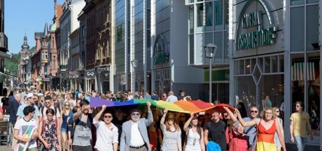 Menschenmenge mit Regenbogenfahne