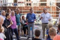 OB Prof. Dr. Eckart Würzner und Klimabürgermeister Raoul Schmidt-Lamontain sprechen mit Erwachsenen und Kindern vor Ort