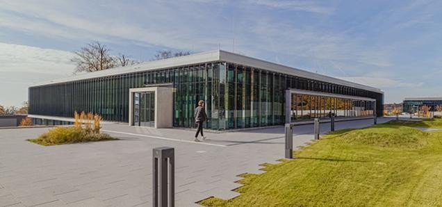 Zu sehen ist das moderne Gebäude des EMBL: Ein Neubau eines Zentrums für Licht- und Elektronenmikroskopien.