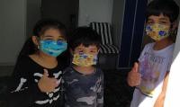 Drei Kinder mit selbst genähten Schutzmasken (Foto: Stadt Heidelberg)