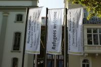 Fahnen vor dem Theater Heidelberg: Refugees welcome (Foto: Theater Heidelberg)