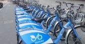 Viele blaue Next-Bike-Fahrräder stehen an einem Fahrrad-Ständer nebeneinander (Foto: Großkinsky)
