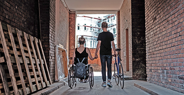 Rollstuhlfahrerin und Radfahrer Hand in Hand. (Foto: Weiland)
