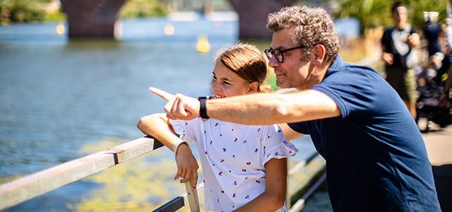 Vater mit seiner Tochter am Neckarufer.