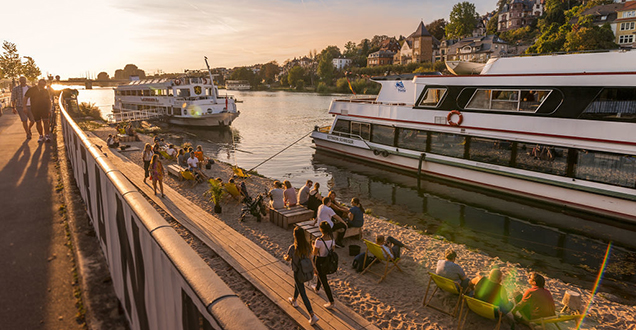 Menschen und Boot am Fluss (Foto: Schwendt)