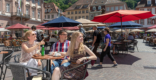Gastronomie-Tisch mit drei Gästen auf dem Heidelberger Marktplatz (Foto: Buck)