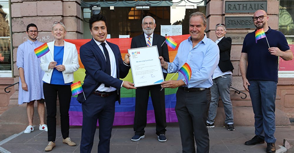 Vor dem Heidelberger Rathaus wird die "Rainbow Cities Network"-Mitgliedsurkunde übergeben (Foto: Stadt HD)