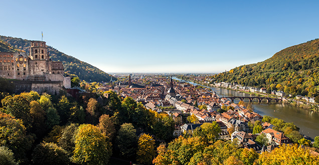 Heidelberg im bunten Herbstlaub: Blick auf Schloss, Altstadt und Neckar.