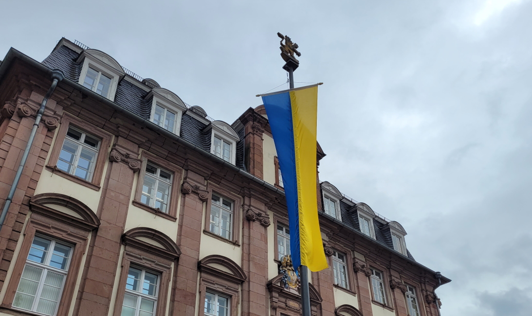 Die Flagge der Ukraine weht vor dem Heidelberger Rathaus