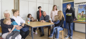 Eine Gruppe Menschen unterschiedlichen Alters gemeinsam mit Oberbürgermeister Prof. Dr. Würzner in der Begegnungsstätte