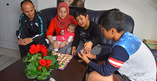 Flüchtlingsfamilie in der Unterkunft Hardtstraße
