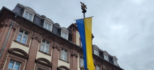 Die ukrainische Flagge weht vor dem Heidelberger Rathaus