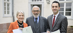 Bürgermeister Wolfgang Erichson (Mitte) überreicht Allison Kraft und Mohammed Khalil Mohammed Issa die Einbürgerungsurkunden