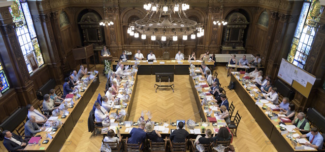 Aufnahme einer Gemeinderatsitzung im großen Rathaussaal.